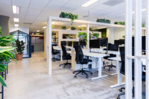 Modern en licht kantoorinterieur aan de Johan Huizingalaan met flexwerkplekken en veel groenvoorziening.